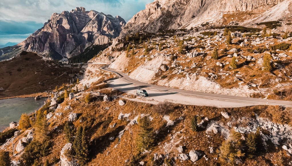 Naše dodávka na silnici pod dolomitskými štíty